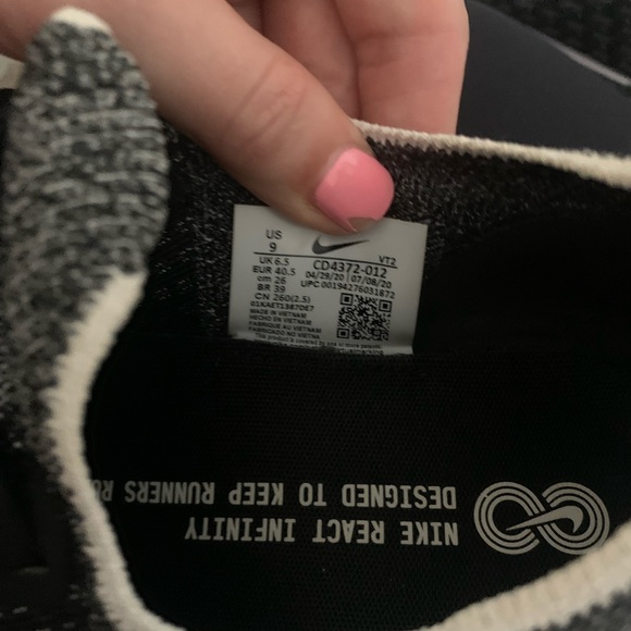 Women’s Nike tennis shoes size 9 - Picture 5 of 5